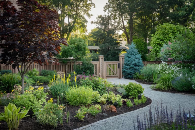 Maîtrisez l'entretien de votre jardin avec ces astuces et services