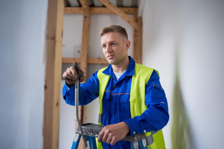 Ces 8 conseils pratiques pour réussir vos travaux d'électricité en toute sécurité et efficacité