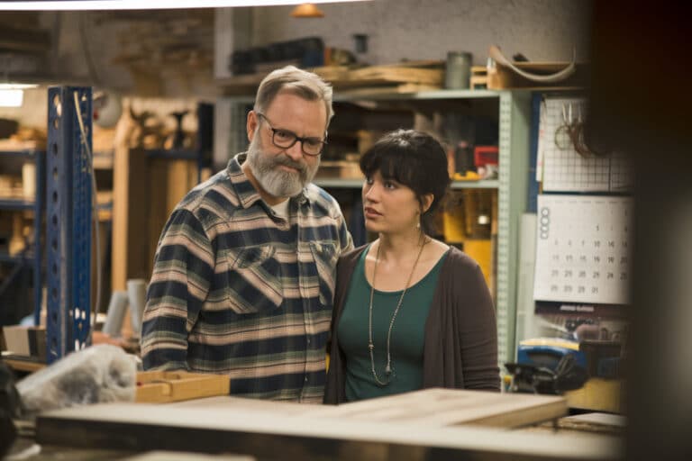 Artisans bricoleurs rénovant une maison bretonne avec outils professionnels