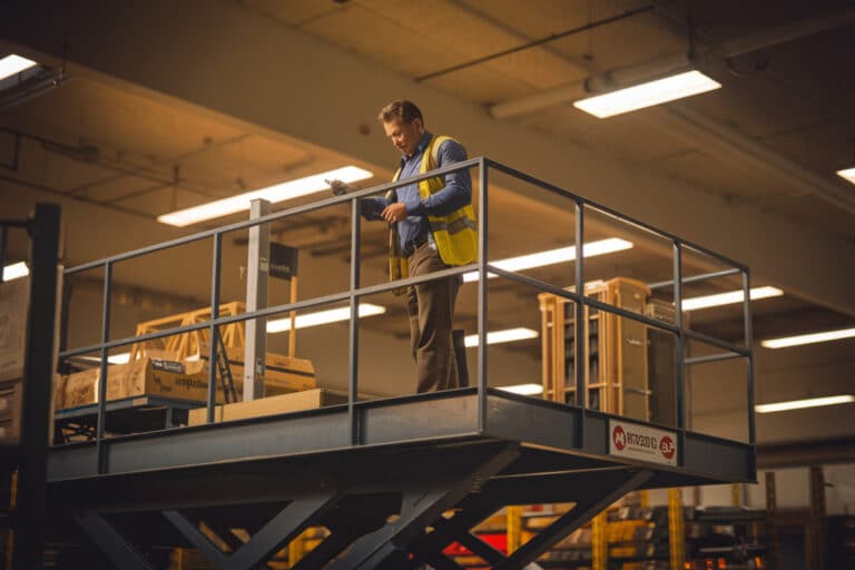 Bricoleurs consultant une plateforme numérique pour louer des outils à prix réduits.