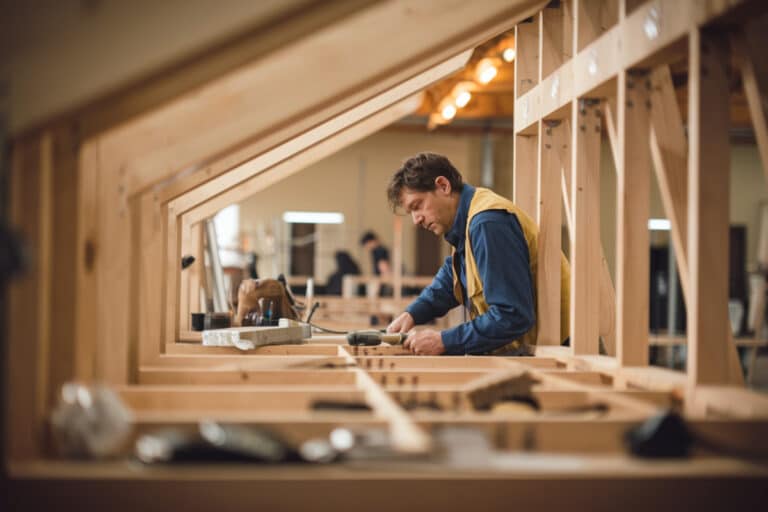 Un artisan réalise des travaux de bricolage domestique tandis qu'un formulaire fiscal affiche la case 7DG.